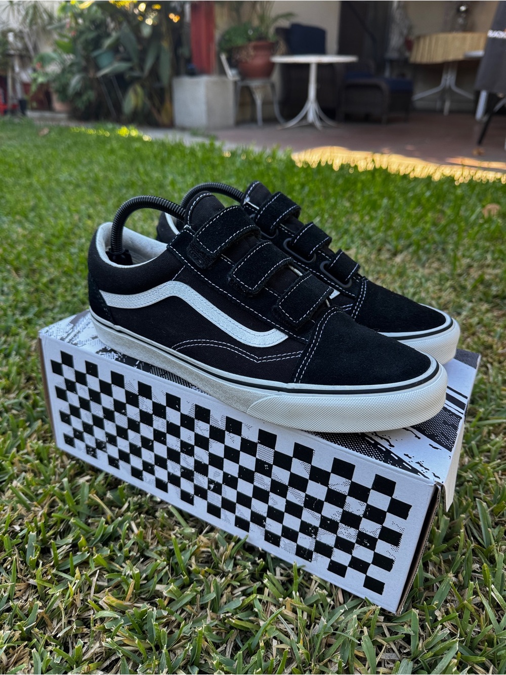Vans Old Skool V - Velcro skate shoes - black/white
(M 9.5 / W 11)